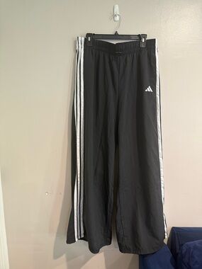 ESSENTIALS 3-STRIPES LIFESTYLE WOVEN PARACHUTE PANTS